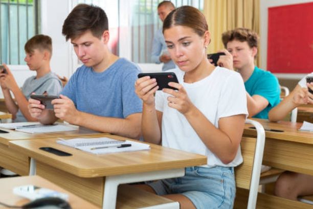 why should phones be allowed in classrooms