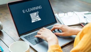 ¿Qué es el aprendizaje sincrónico y asincrónico en la educación en línea?