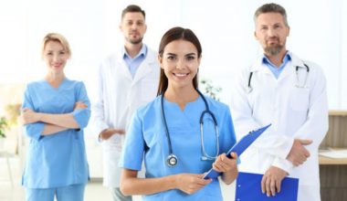 مساعد الطبيب مقابل الطبيب: الاختلافات والتشابه وأفضل نصيحة مهنية