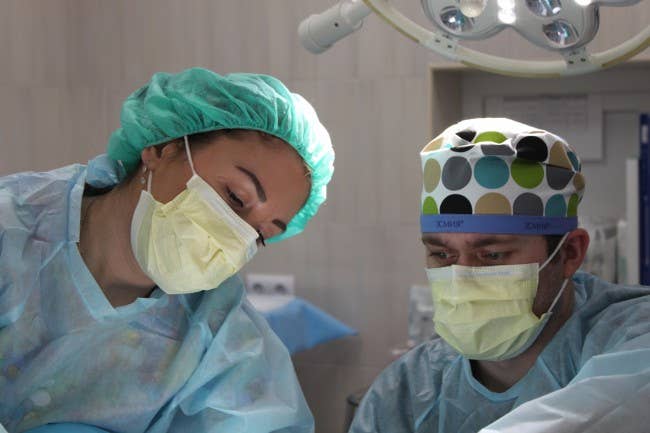 CRNA Vs anestesiólogo: descripción del trabajo, perspectivas, salario,  programas | 2023