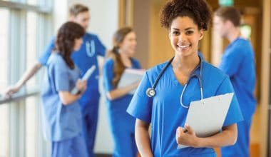 17 medizinische Fakultäten, die Vollstipendien anbieten