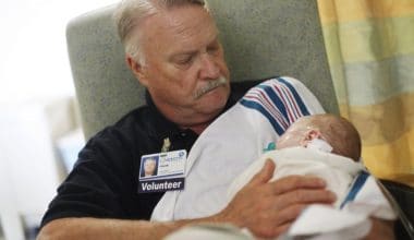 Voluntariado com bebês no hospital: