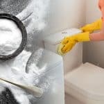 اپنے باتھ روم کی صفائی کے لیے بیکنگ سوڈا استعمال کرنے کے 10 طریقے