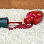 esmalte de uñas de la alfombra