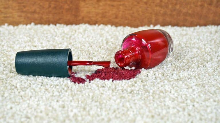 esmalte de uñas de la alfombra